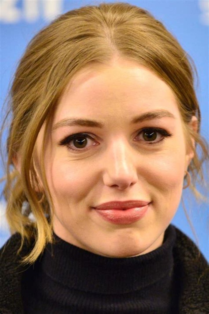 Actress James of The Dig