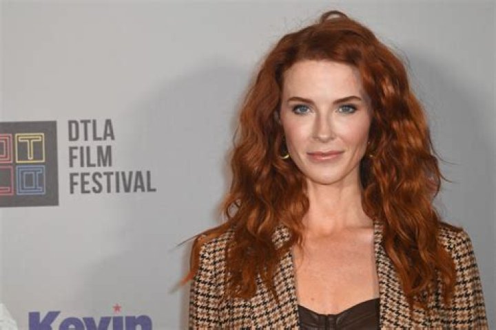 Actress who played stand-up comedian Cassie Feder on I'm Dying Up Here: 2 wds.