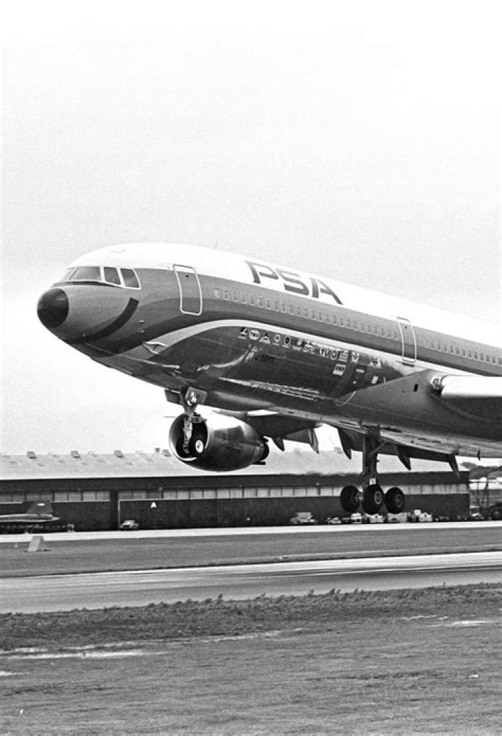 Airline that went defunct in 2001: Abbr.