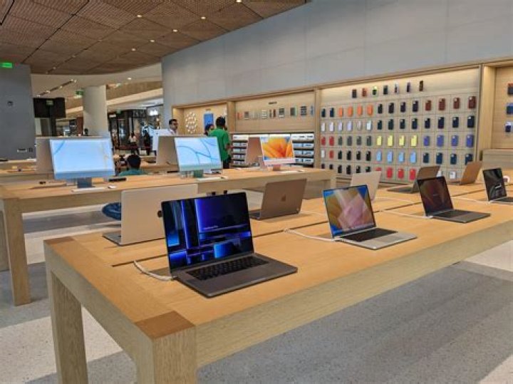 Apple Store computer