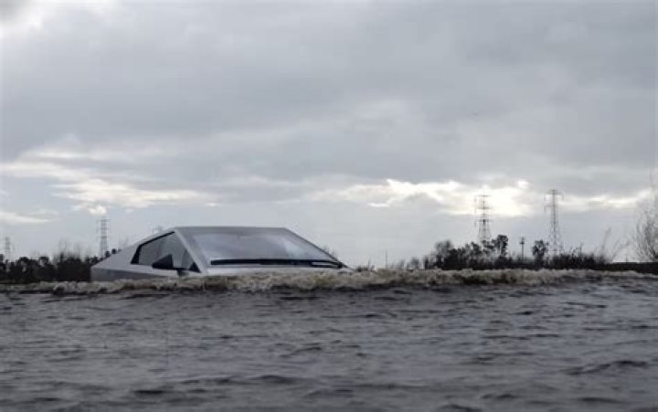 Blade that goes through water