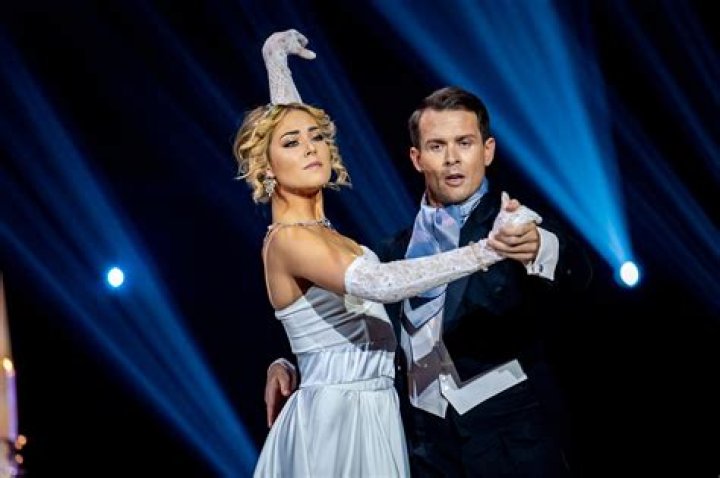 Dancing on My Own and Show Me Love singer