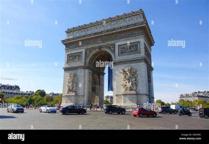 ___ de Triomphe (landmark in Paris)