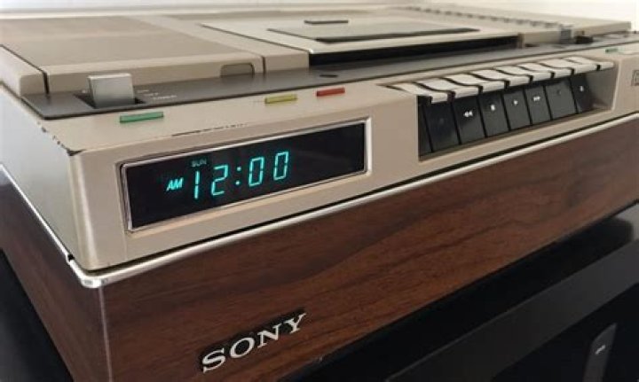 Device that used VHS or Betamax tapes: Abbr.