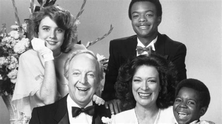 Diff'rent Strokes actor who was 4'8 tall: 2 wds.