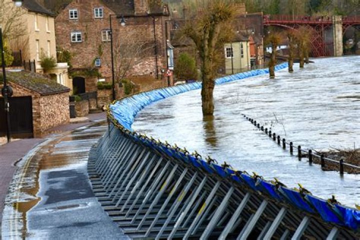 Embankment for protecting against floods