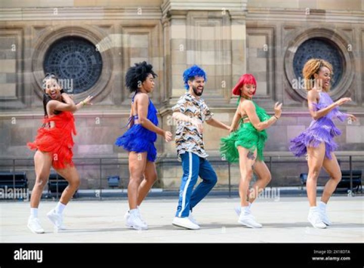 Entertainers at dance clubs: Abbr.