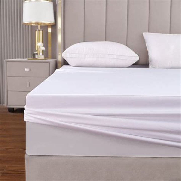 Flat or fitted piece of bedding