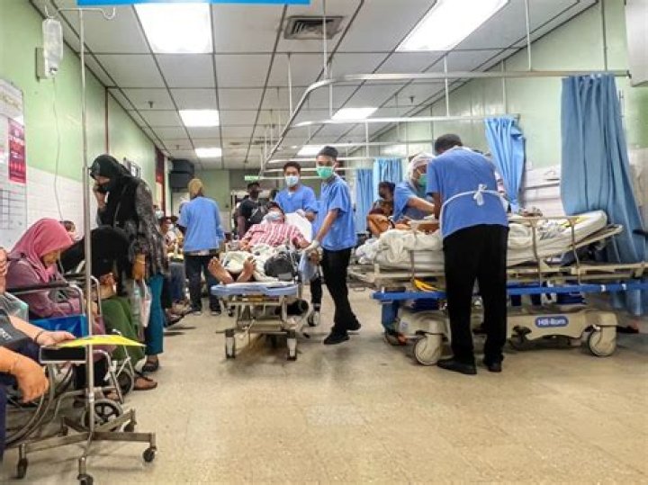 Hospitals' treat right away areas: Abbr.