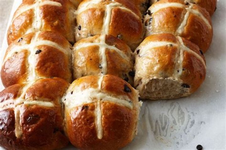 Hot cross ___ (bread associated with Easter)