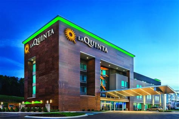 La Quinta ___ & Suites (hotel chain)