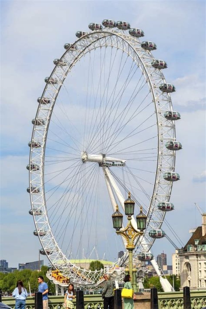 London ___ (Ferris wheel in England)