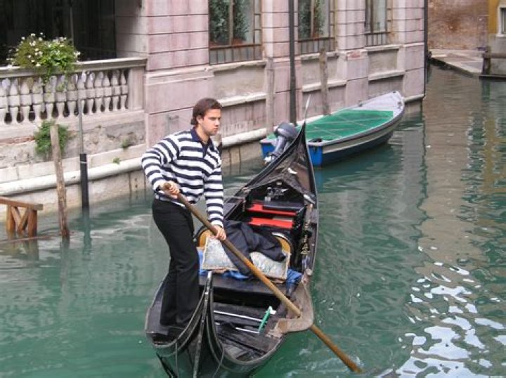 Long item used by a gondolier
