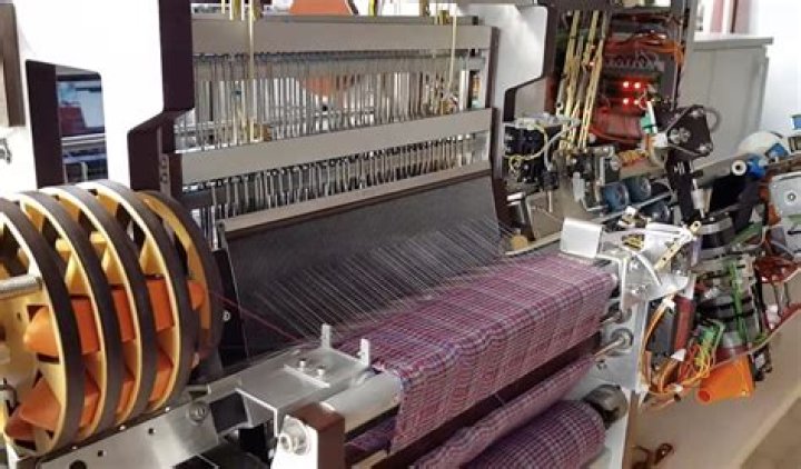 Machine for weaving threads into cloth