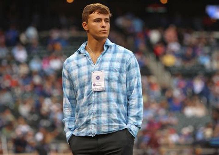 Mets Hall of Fame pitcher with a line of wines: 2 wds.