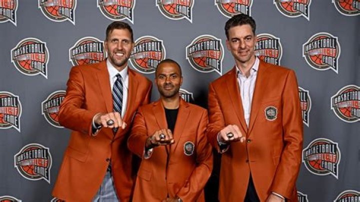 Miami Heat shooting guard elected to the Hall of Fame in 2023: 2 wds.