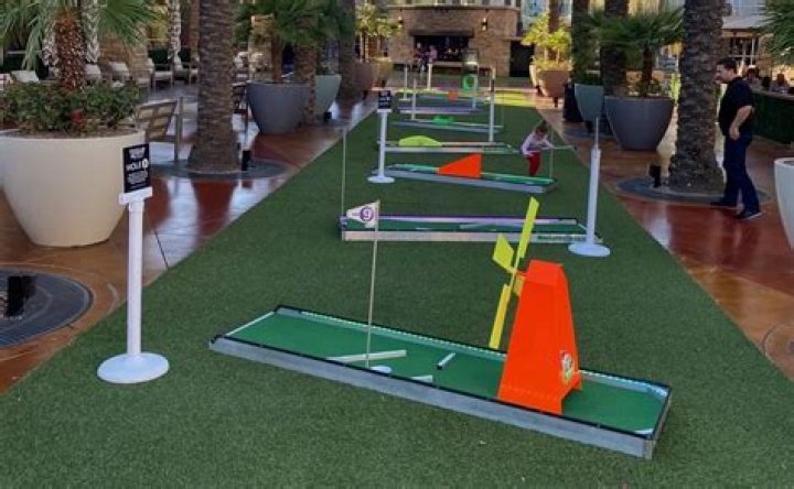 Mini-golf obstacle with large blades