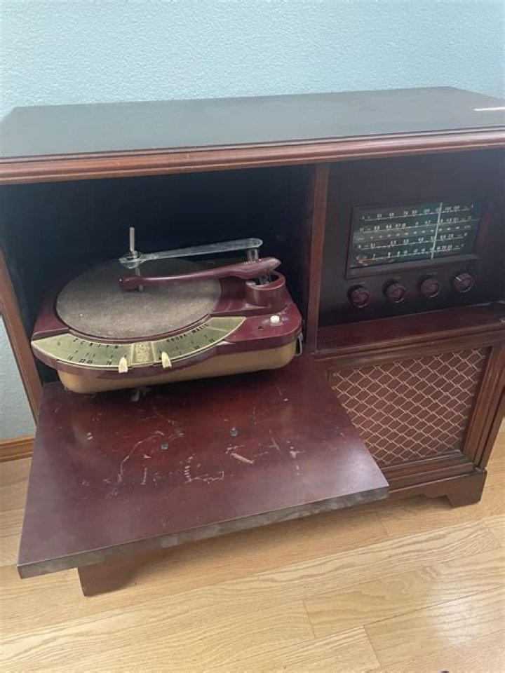 Old-fashioned record player: Hyph.