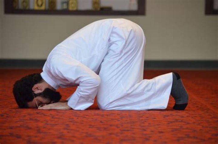Position oneself on a prayer mat