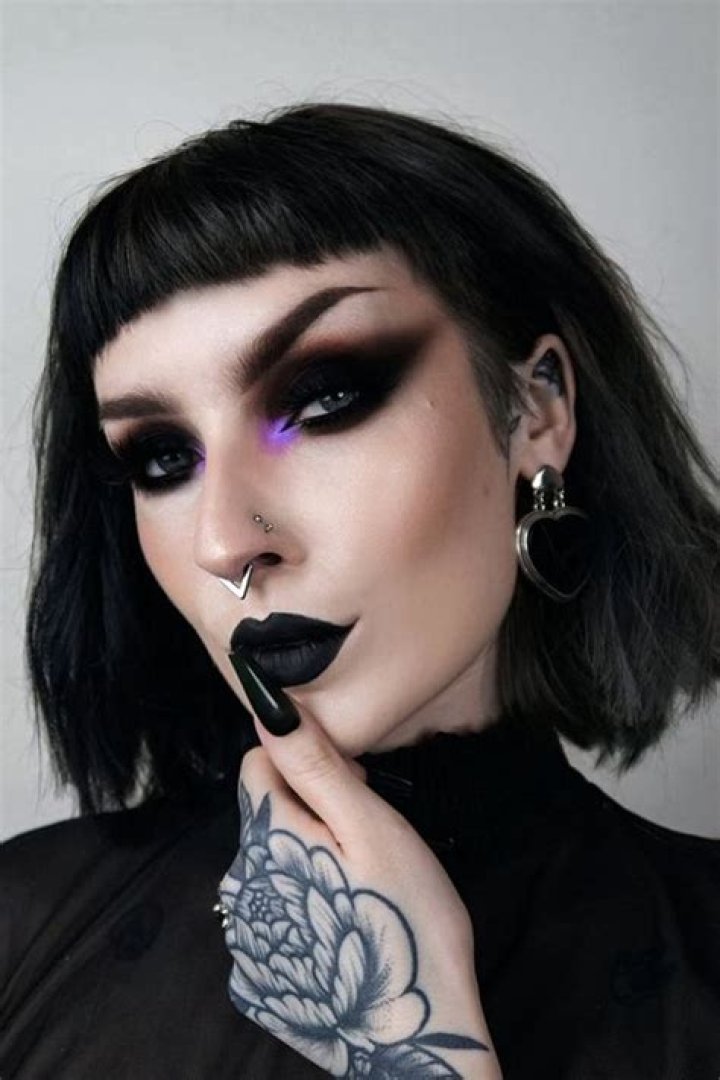Post-punk style that incorporates dark makeup