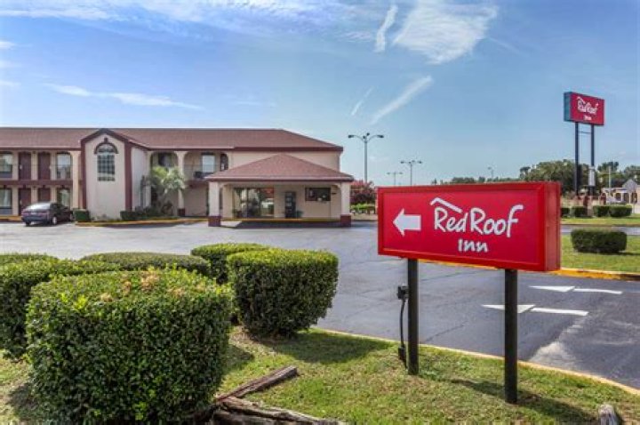 Red Roof ___ (motel chain)