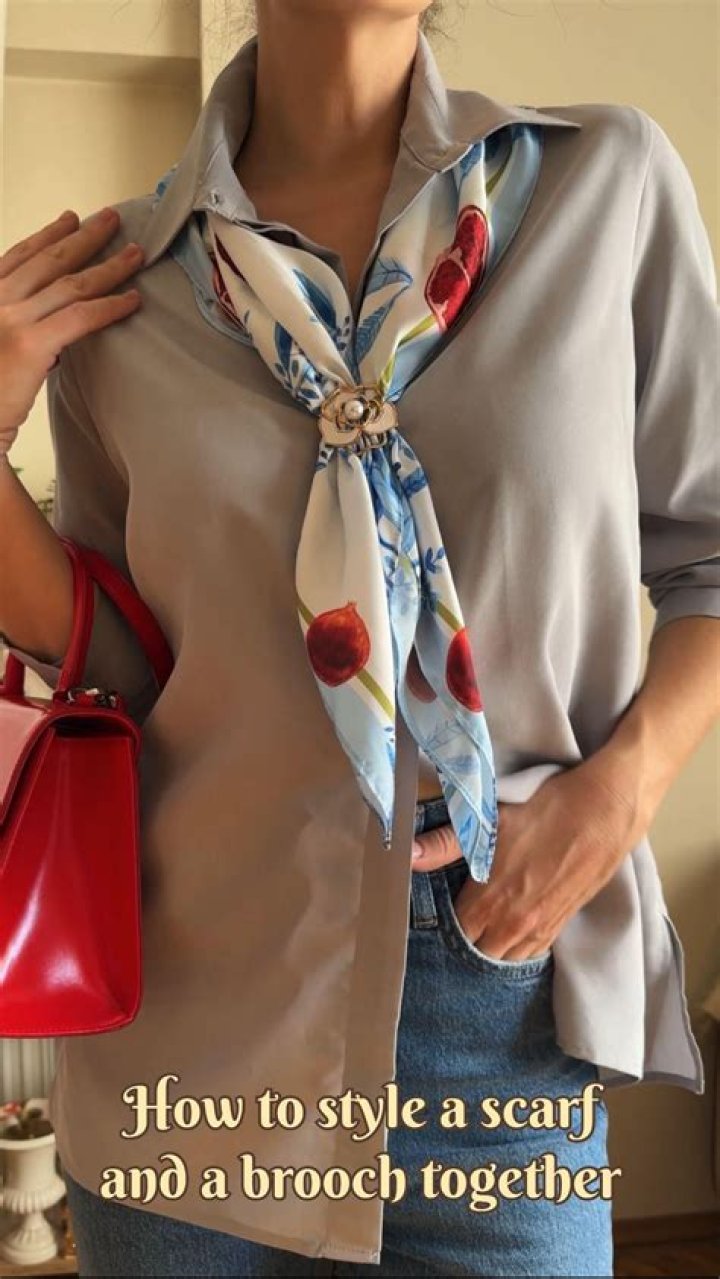 Scarf that sheds feathers