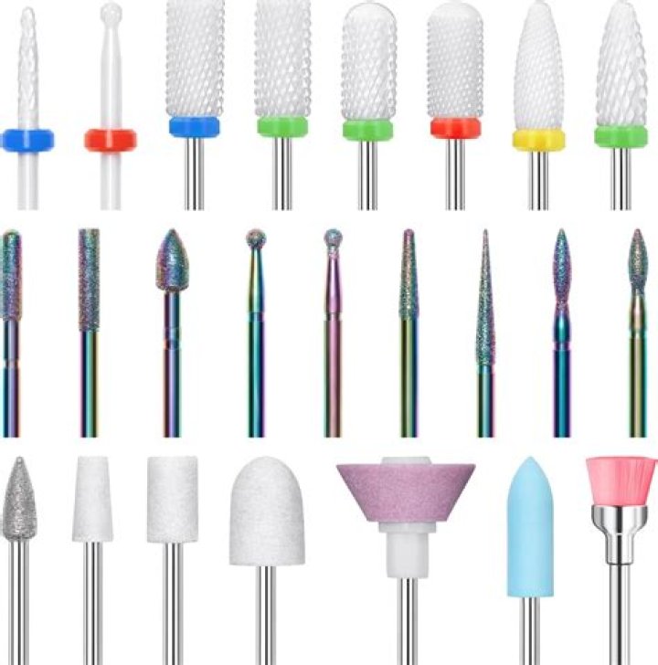 Shaping tool in a manicure set