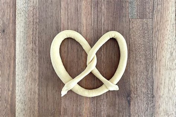 Short straight pretzel's shape