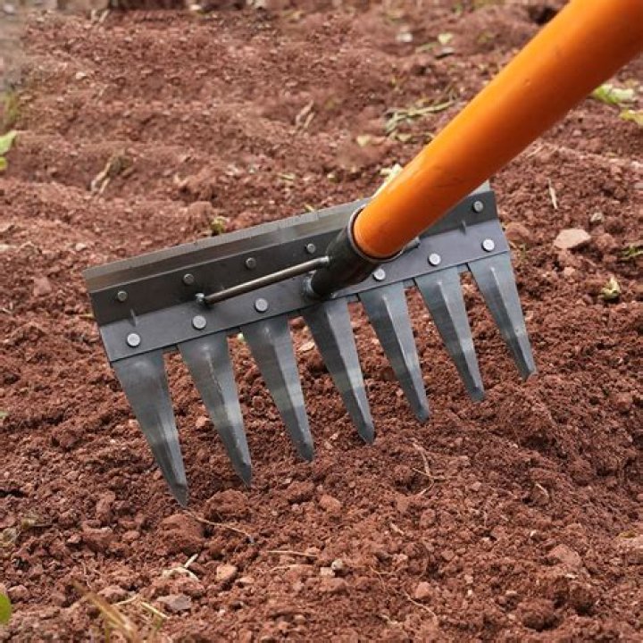 Soil-loosening garden tool