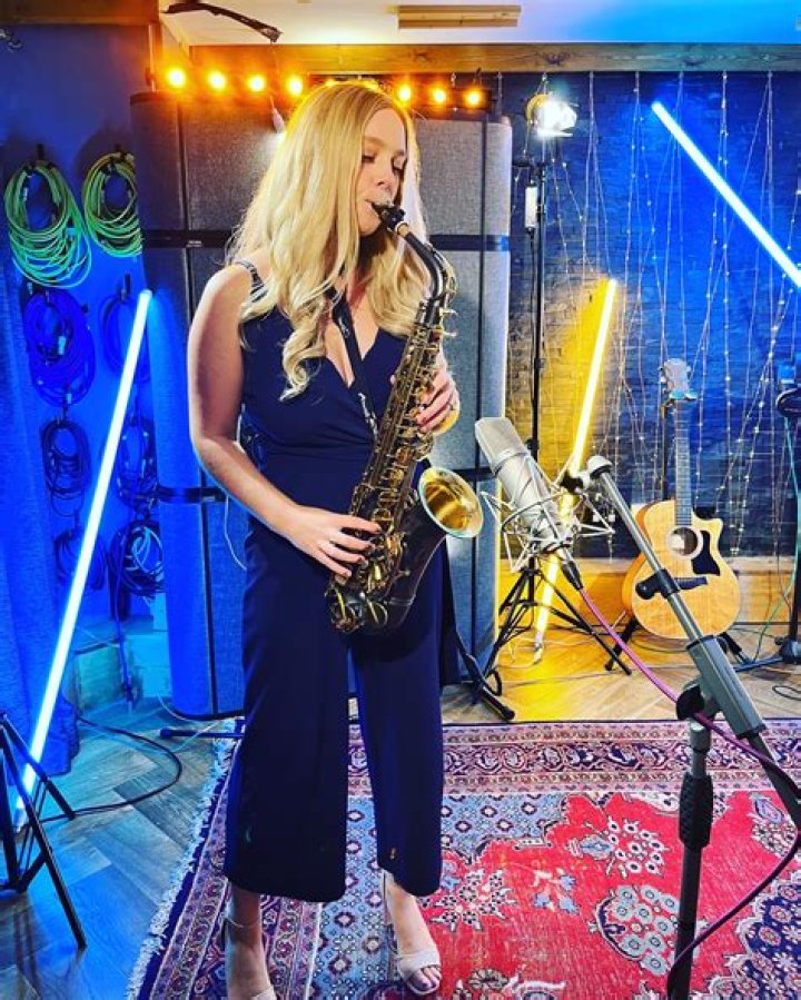 Songbird saxophonist: 2 wds.