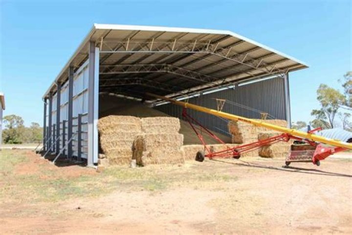 Storage building for grain