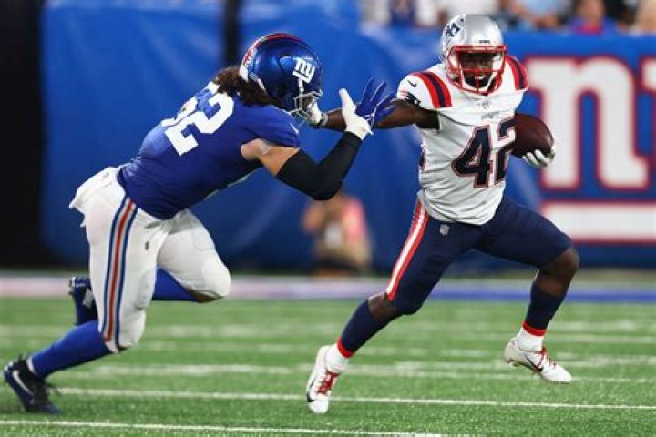 Throw to another football player