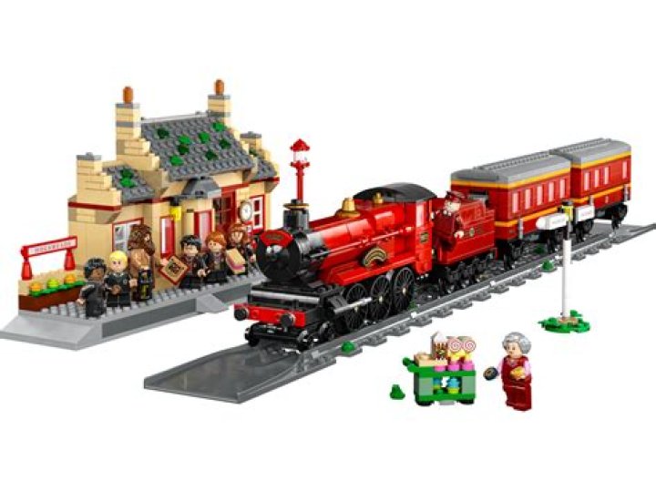 Toy block brand whose Hogwarts Express kit has 801 pieces
