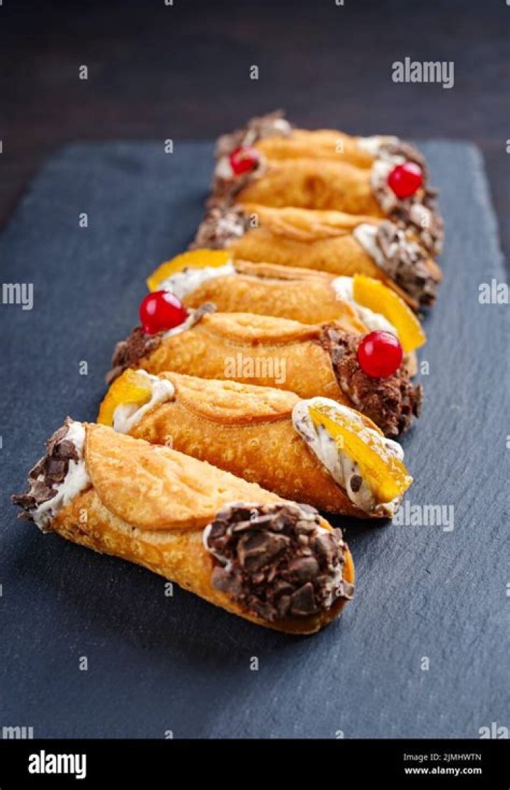 Tubular ricotta-filled pastry