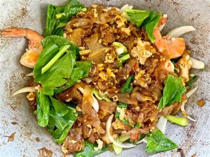 Type of restaurant that might offer pad see ew