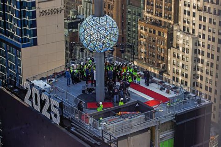 When the Times Square ball drops: Abbr.