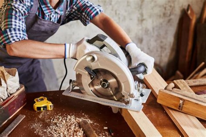 Wood-cutting tool that creates dust